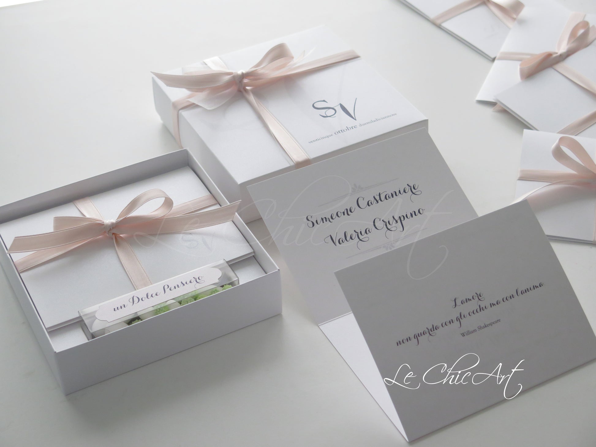 Set 10 partecipazioni matrimonio luxury box rosa cipria con confetti inclusi - Scatola elegante 14x14cm personalizzata con iniziali sposi e nastro doppio raso
