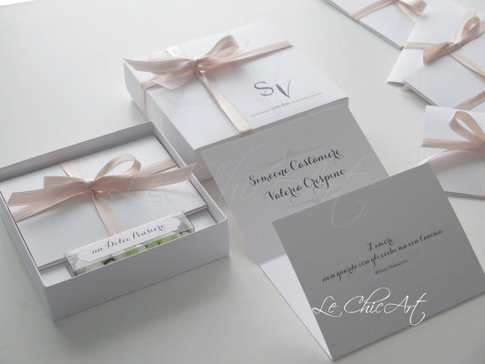 Set 10 partecipazioni matrimonio luxury box rosa cipria con confetti inclusi - Scatola elegante 14x14cm personalizzata con iniziali sposi e nastro doppio raso
