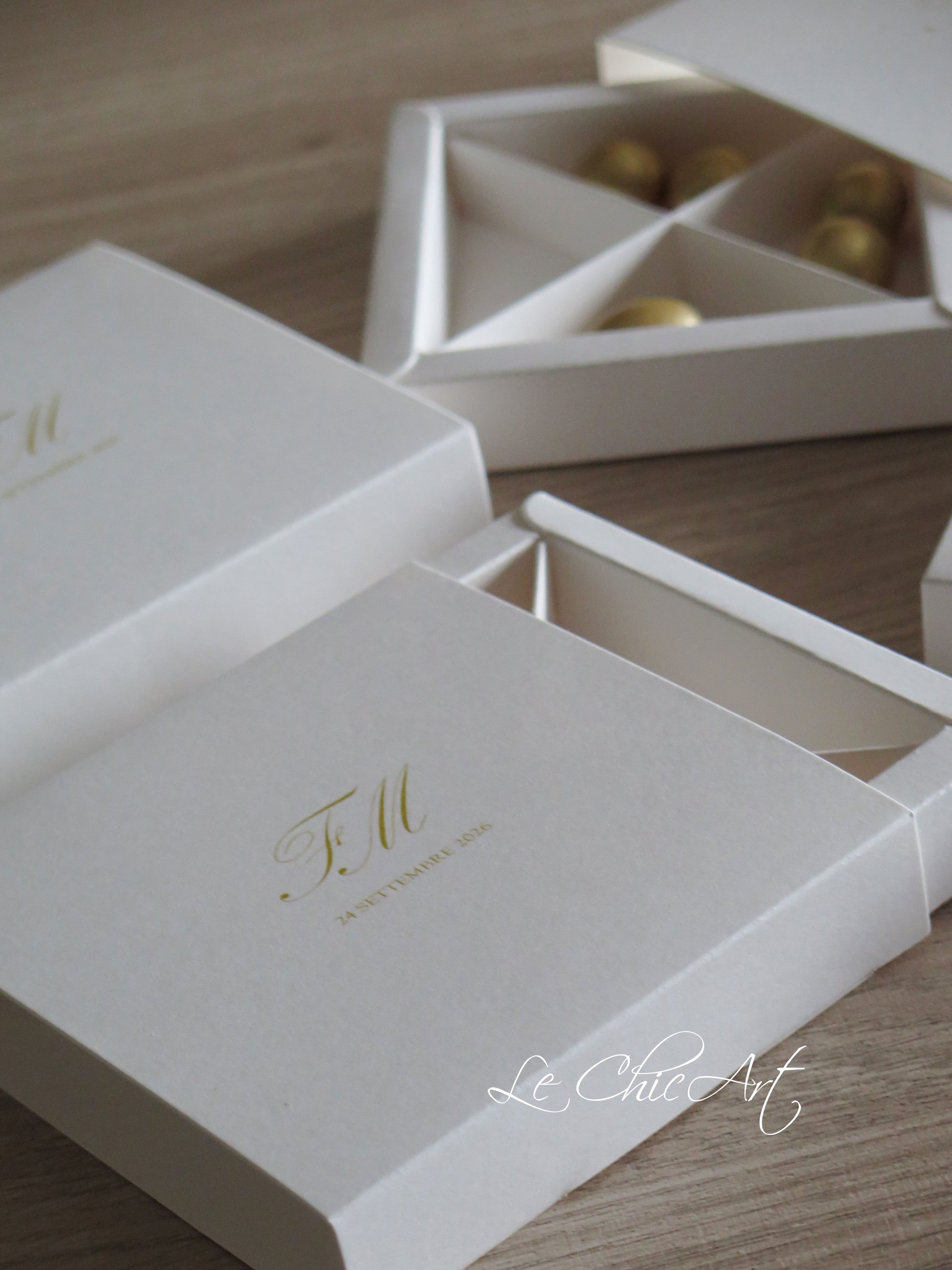 Dettaglio scatola degustazione 4 scomparti oro ocra aperta con confetti, bomboniera Nozze d'Oro 50 anni matrimonio artigianale Made in Italy
