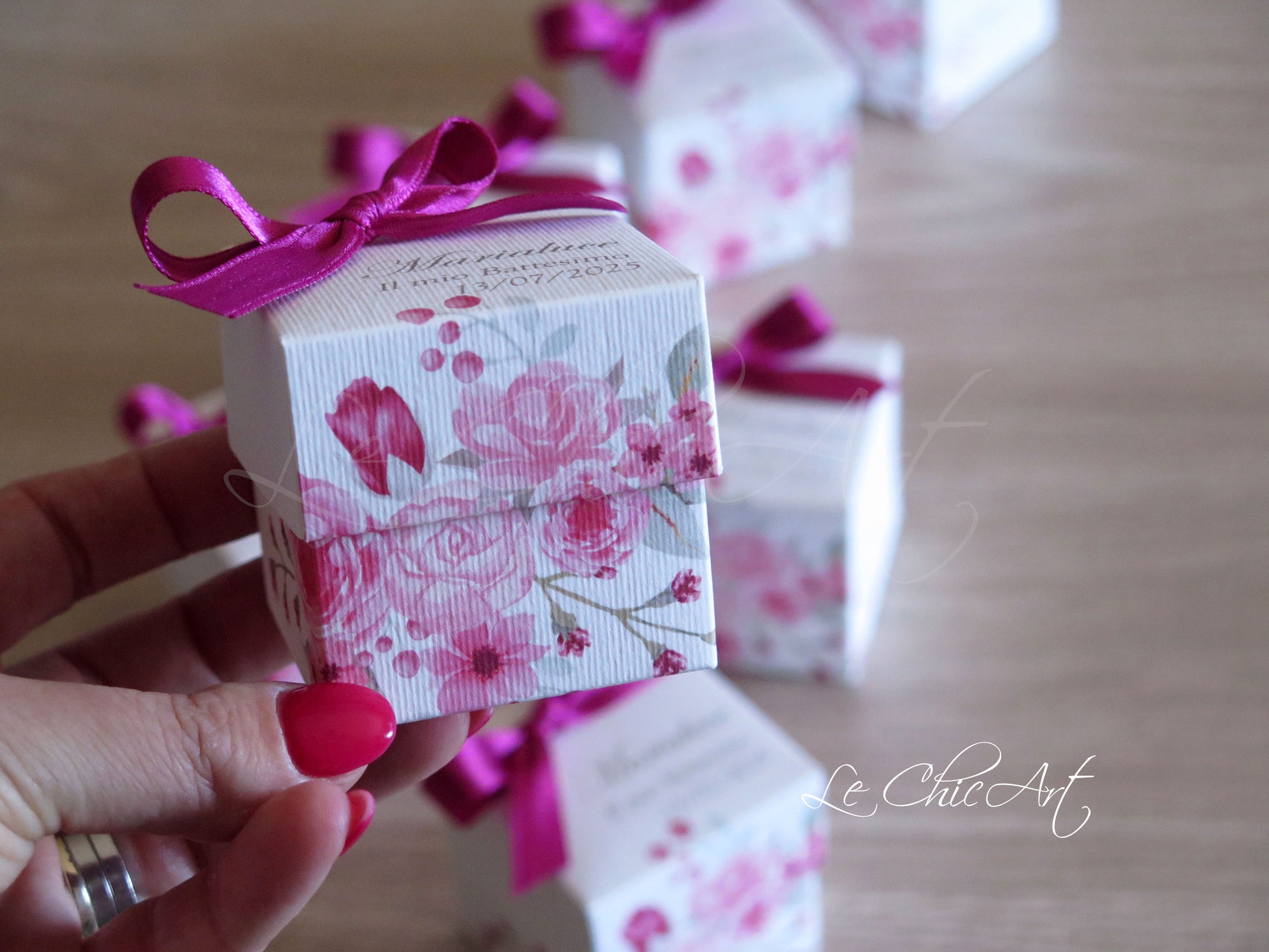 Set portaconfetti cubetto floreale fucsia 5x5x5cm con nastro rosa per battesimo, dettaglio cartoncino