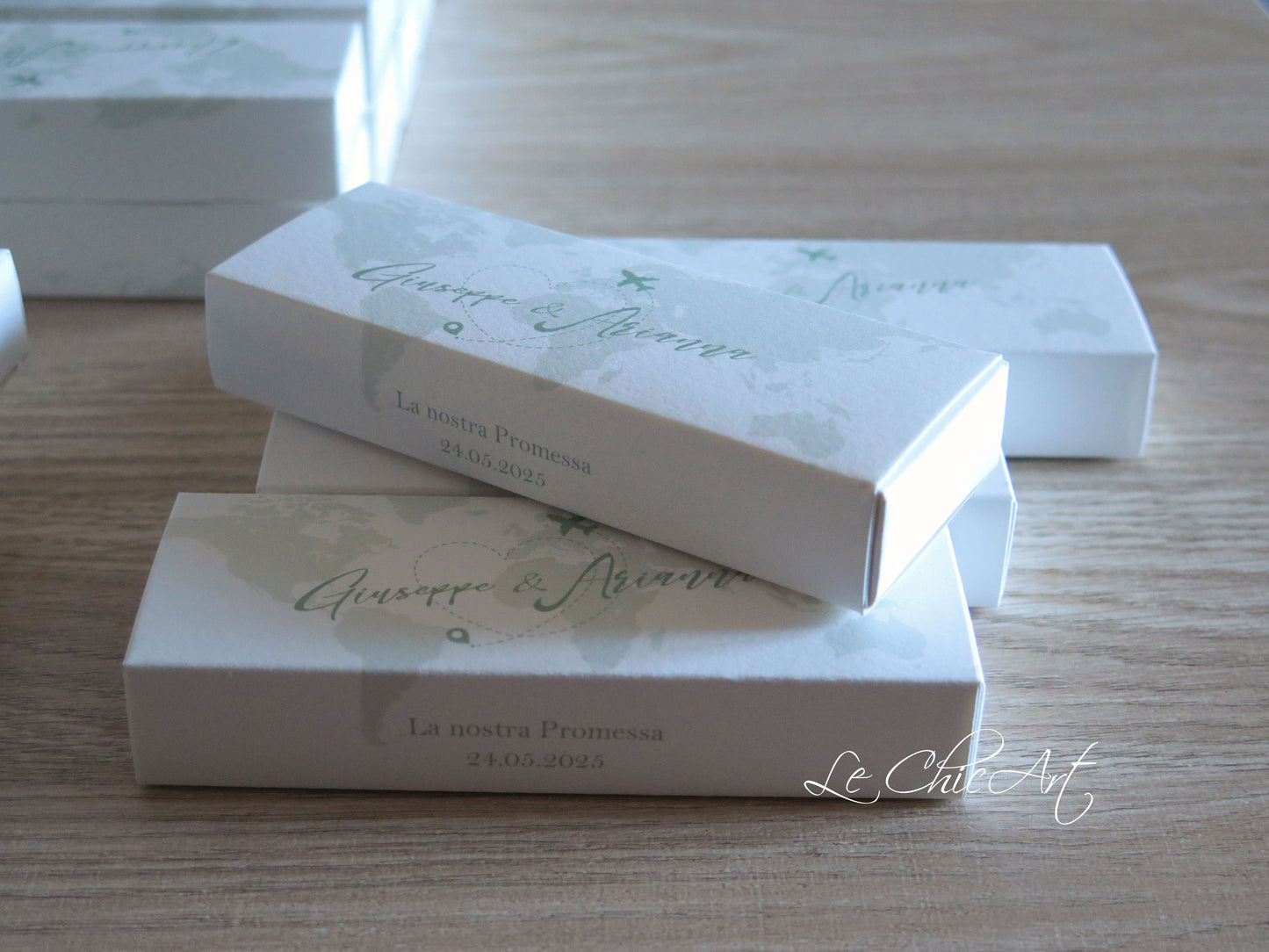 Dettaglio scatole confetti tema viaggi verde salvia con design aereo per promessa matrimonio
