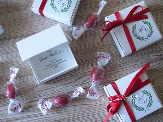 Set 20 bomboniere laurea scatoline premium con corona d'alloro personalizzate, confetti inclusi, design elegante per celebrazioni traguardi accademici