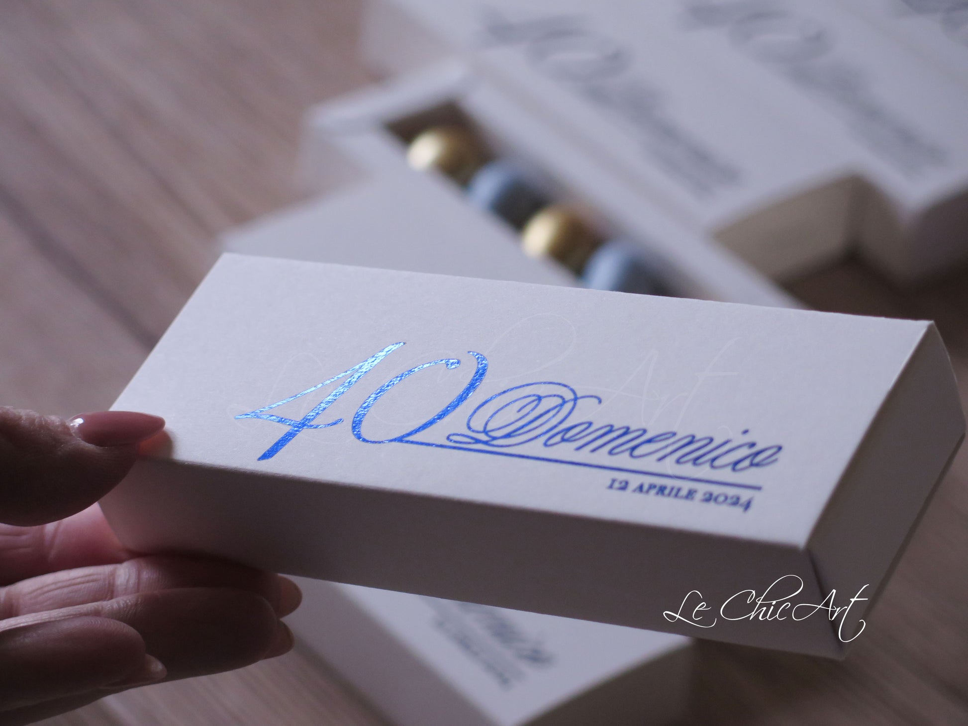 Scatola porta confetti a sfilo bianca con scritta personalizzata 40 anni blu elettrico