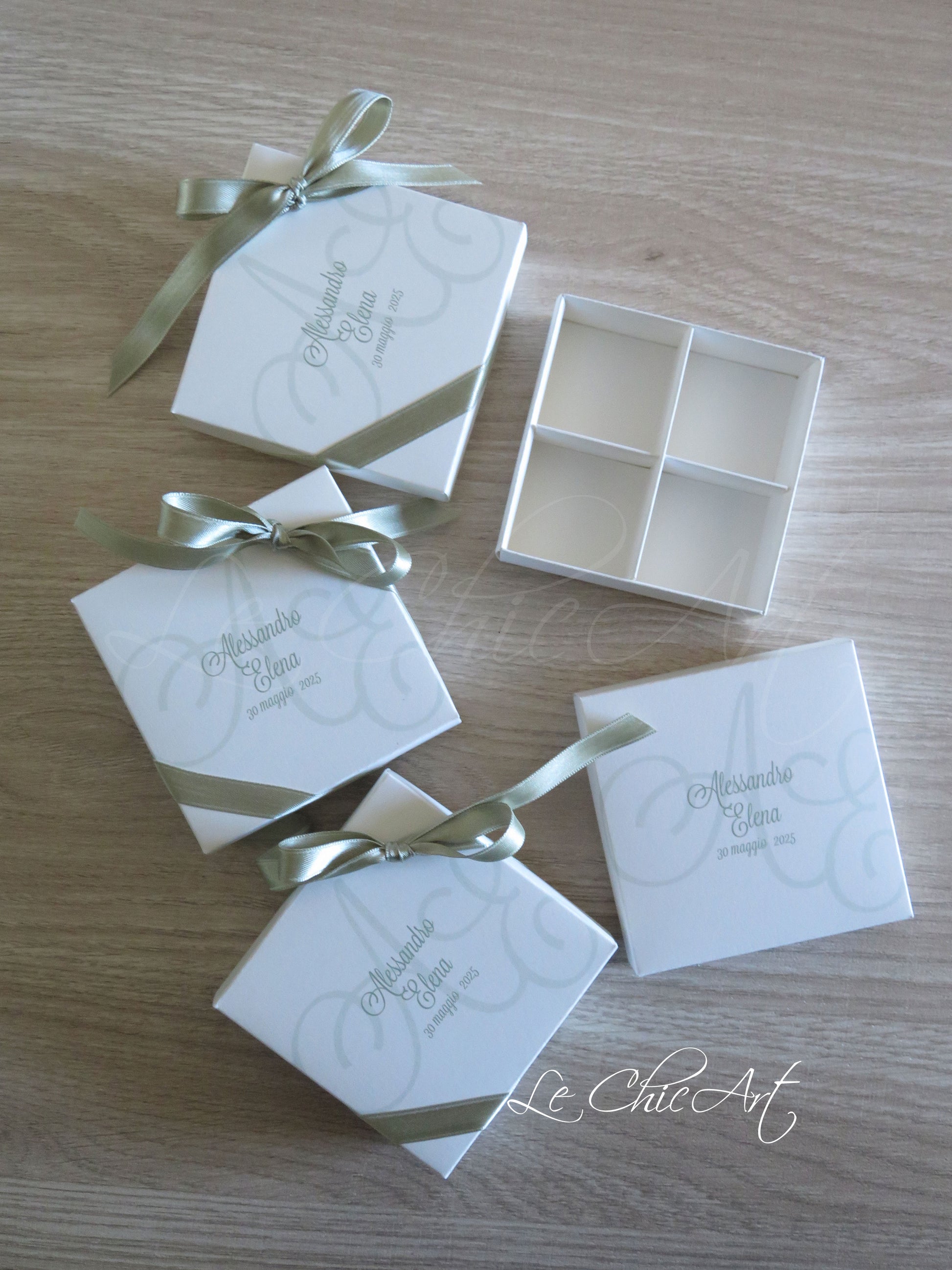 Set scatole bomboniera verde salvia chiuse per matrimonio, design moderno raffinato, 4 scomparti degustazione confetti - vista dall'alto