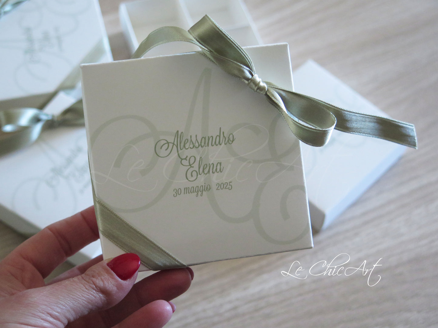 Dettaglio scatola bomboniera verde salvia con testo personalizzato, struttura con fondo e coperchio, 4 scomparti separati per confetti - vista laterale