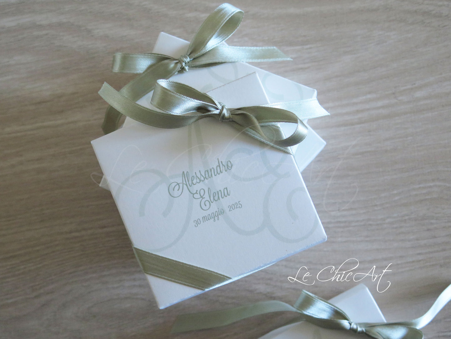 Dettaglio scatola bomboniera verde salvia con testo personalizzato, struttura con fondo e coperchio, 4 scomparti separati per confetti - vista laterale