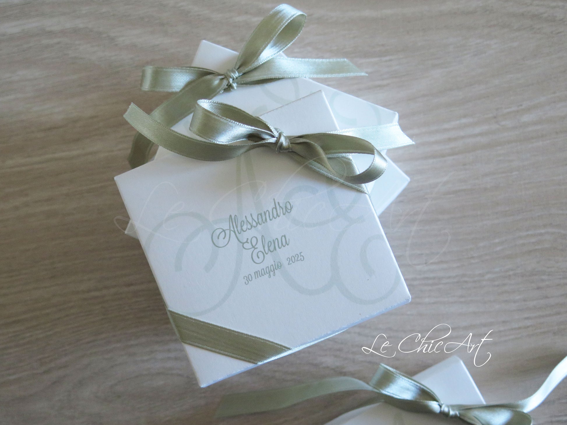 Dettaglio scatola bomboniera verde salvia con testo personalizzato, struttura con fondo e coperchio, 4 scomparti separati per confetti - vista laterale