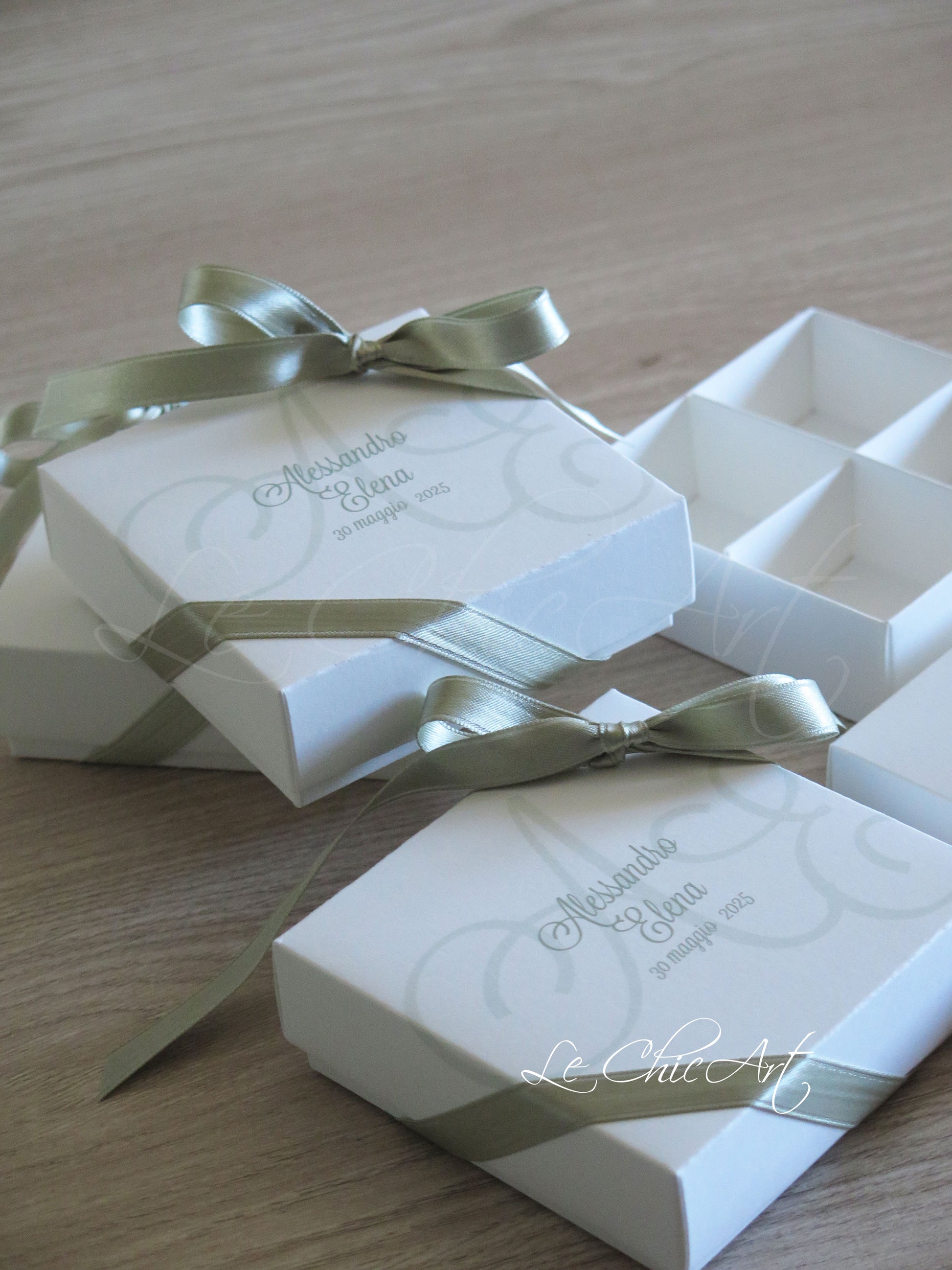 Scatola bomboniera verde salvia elegante con 4 scomparti per degustazione confetti, fondo e coperchio - vista frontale aperta con divisori interni