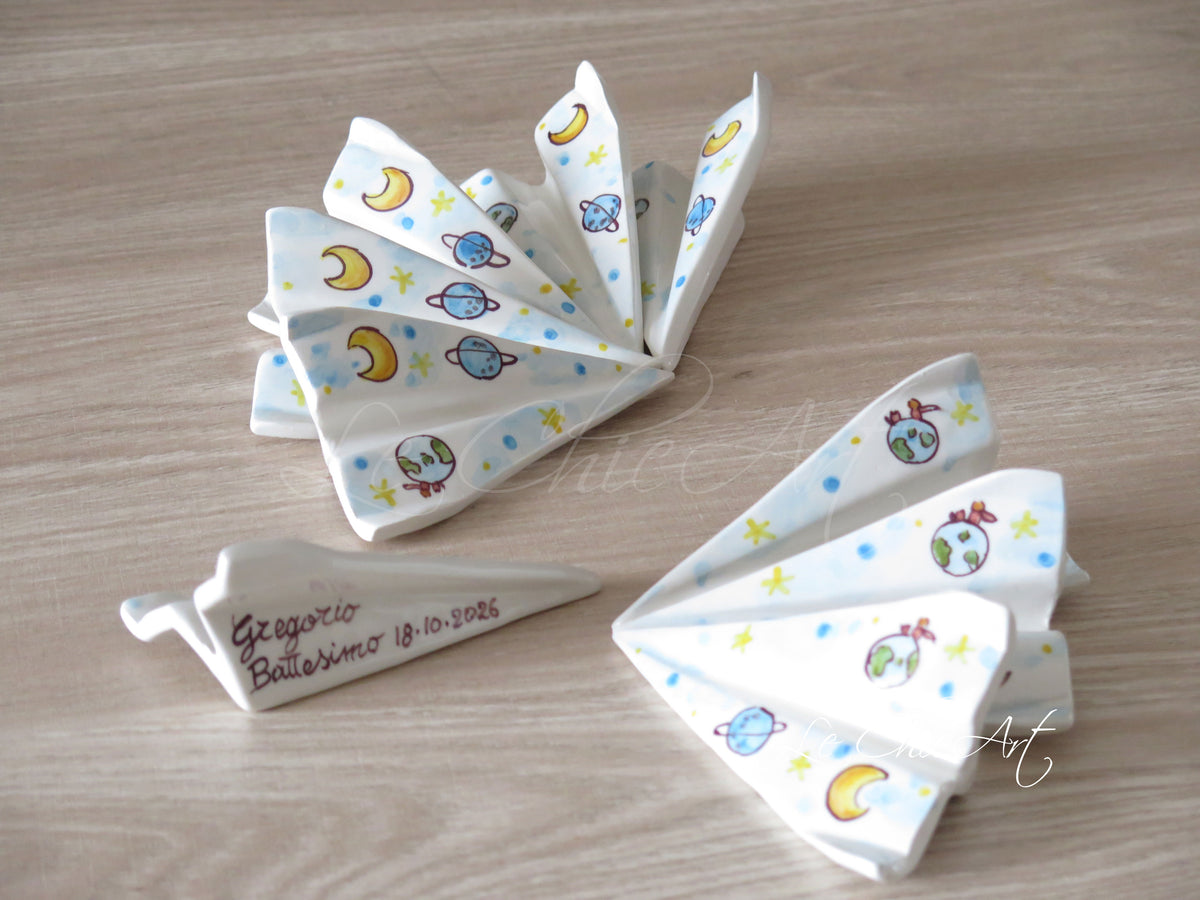 Aeroplani in ceramica con luna e pianeti dipinti a mano e personalizzazione sotto l’ala con nome, Battesimo e data.