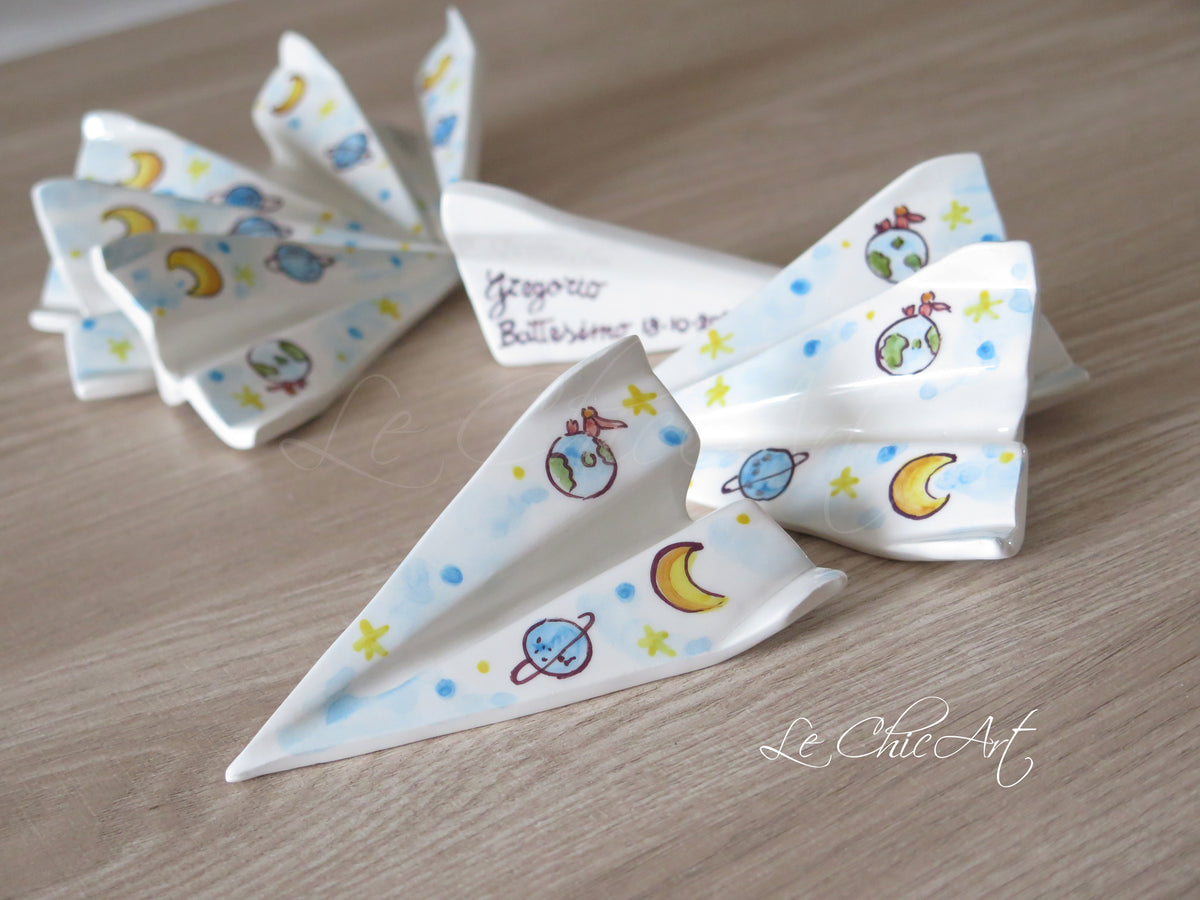 Aeroplani artigianali in ceramica decorati con Piccolo Principe, luna gialla, pianeta con anelli e stelle.