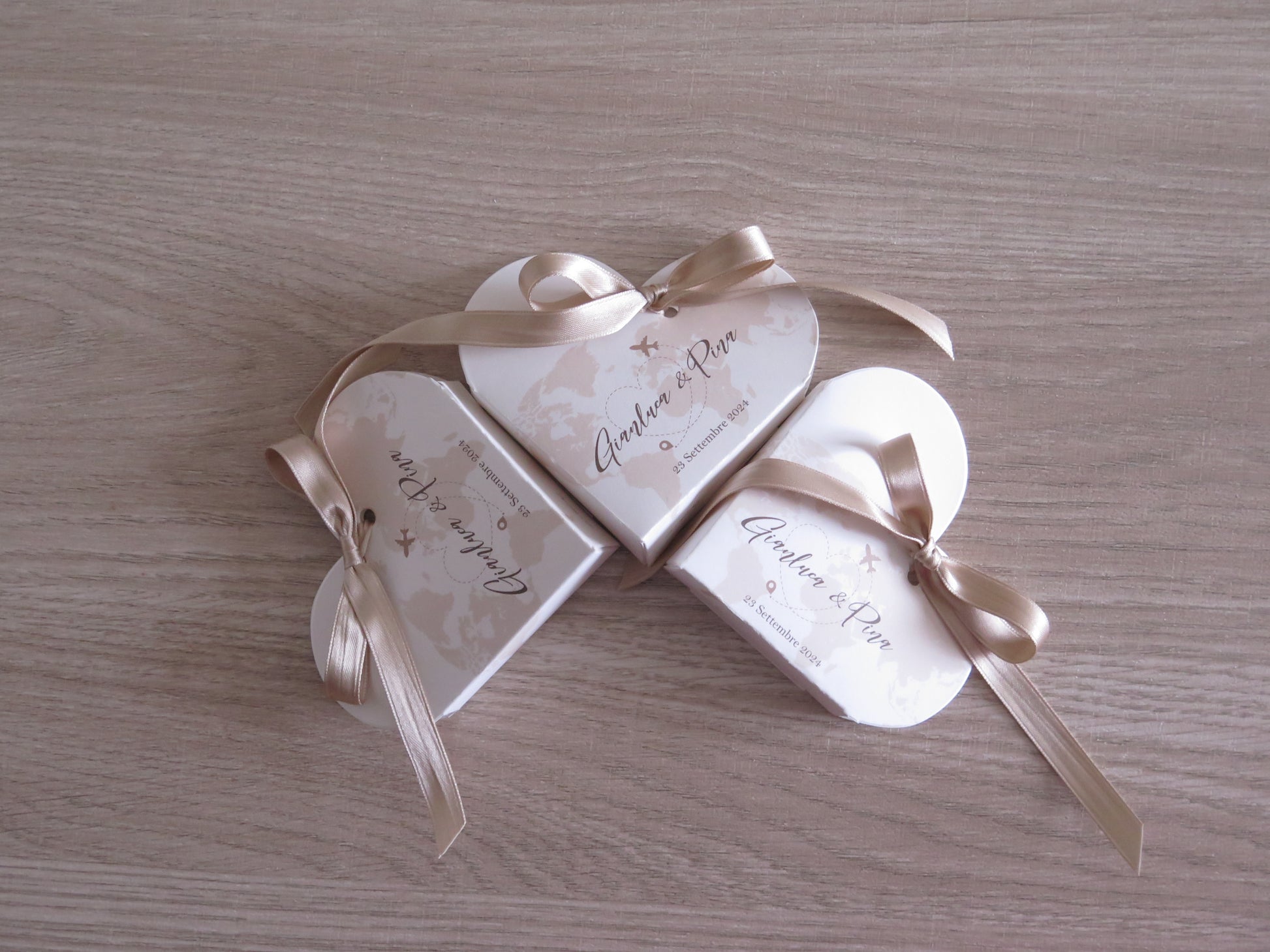 Bomboniere scatoline cuore tema viaggi beige assemblate per promessa matrimonio elegante