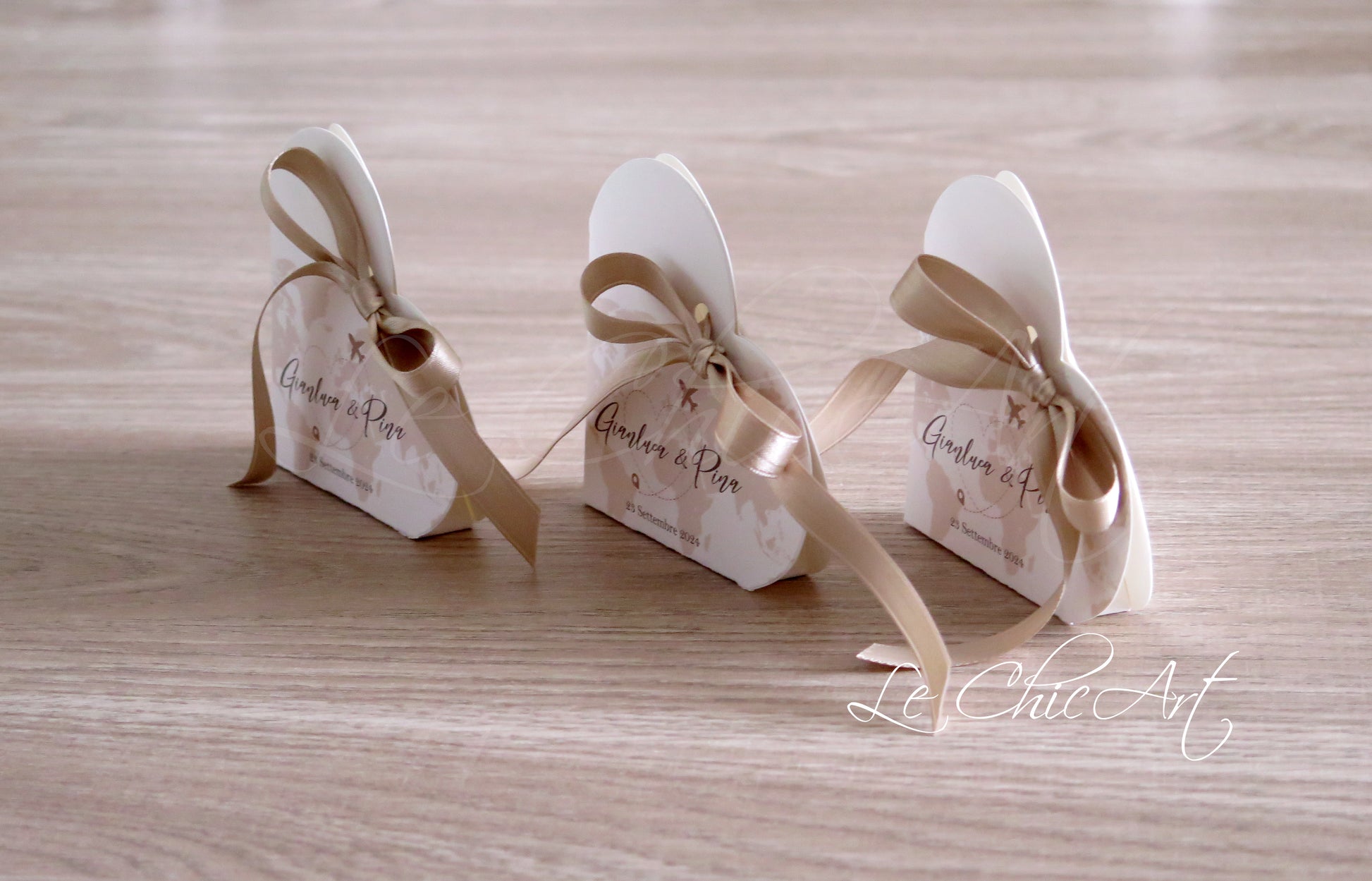 Scatolina porta confetti cuore 9x9cm tema viaggi beige con nastro raso per bomboniera matrimonio