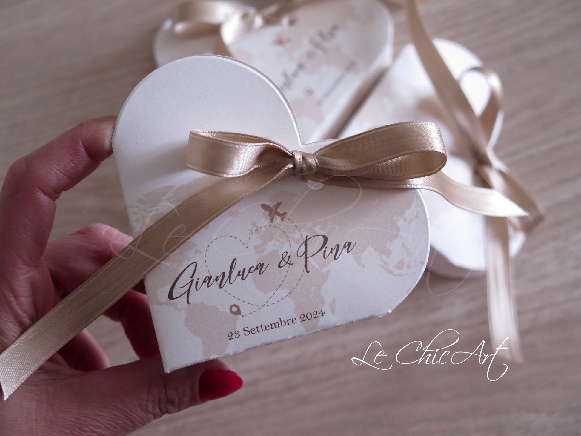 Set 20 scatoline porta confetti cuore tema viaggi beige mappamondo per promessa matrimonio
