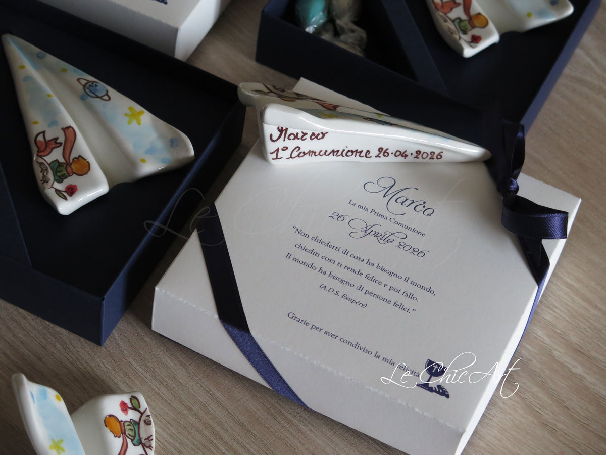 Dettaglio del nome Marco, della scritta 1° Comunione e della data dipinti a mano sotto l’ala, sopra il coperchio personalizzato della scatola.