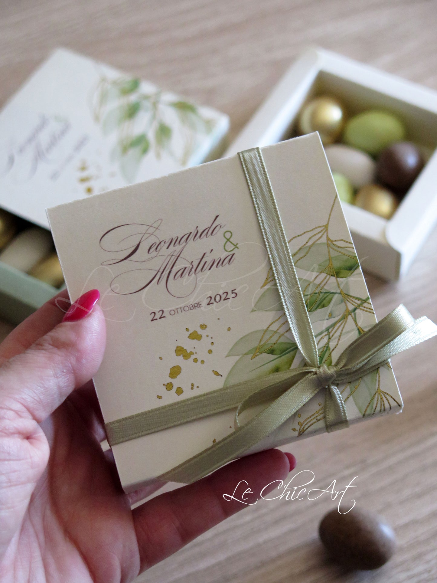 Primo piano dettaglio grafica ulivo con finiture oro lucido su scatola portaconfetti salvia 8x8x2cm, design botanico premium Made in Italy