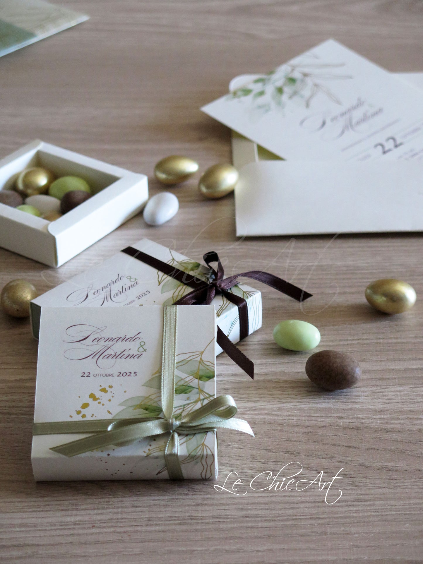 Dettaglio coordinato partecipazione e scatola portaconfetti con grafica ulivo oro lucido, stampa botanica raffinata su sfilo 8x8x2cm per eventi cerimonia