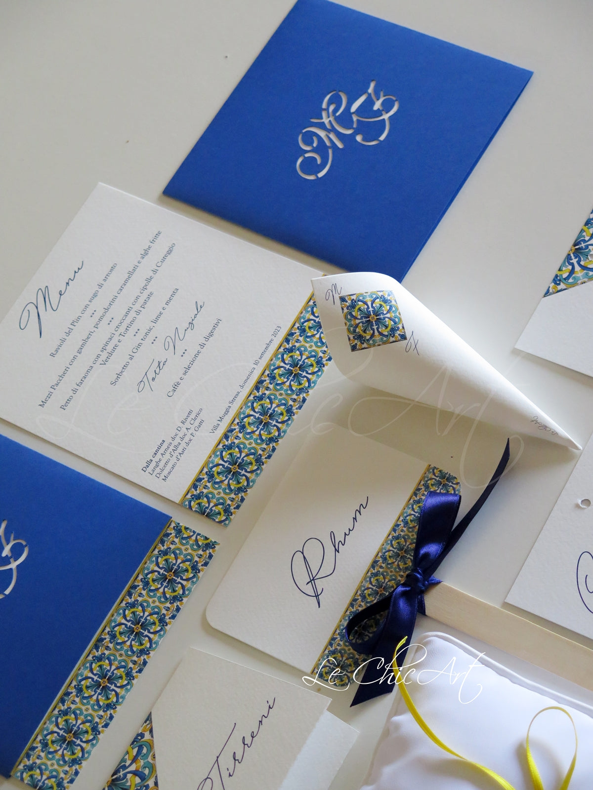 Menù segnaposto con custodia e intaglio maiolica