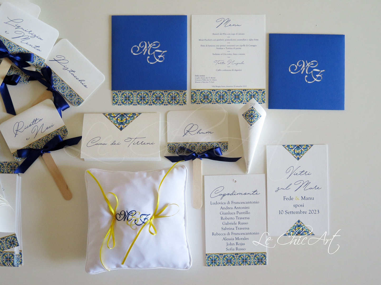 Menù segnaposto con custodia e intaglio maiolica