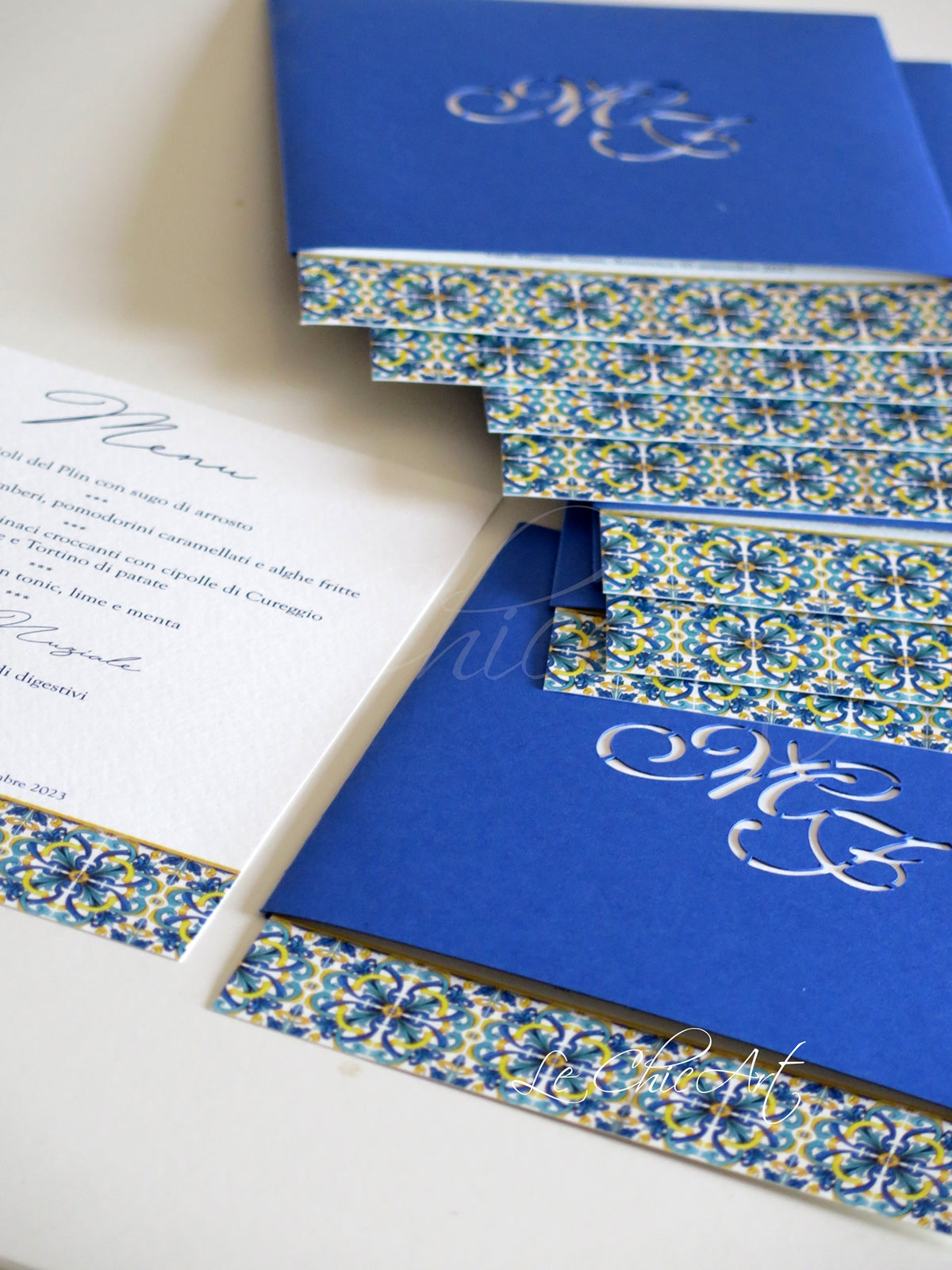Menù segnaposto con custodia e intaglio maiolica