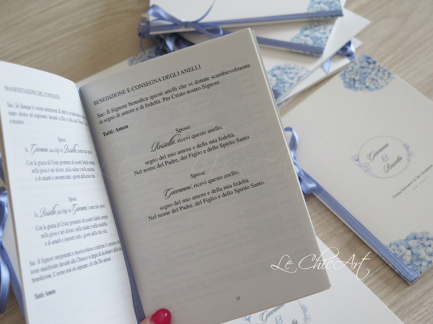 Libretti messa matrimonio rettangolari con ortensie azzurro polvere carta da zucchero, bomboniere cerimonia raffinate con logo Le ChicArt