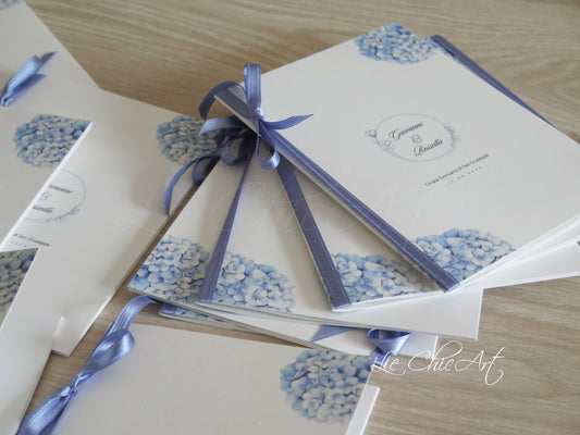 Libretto messa matrimonio 13x18cm con ortensie azzurro polvere e nastro carta da zucchero avio, design romantico elegante con logo Le ChicArt