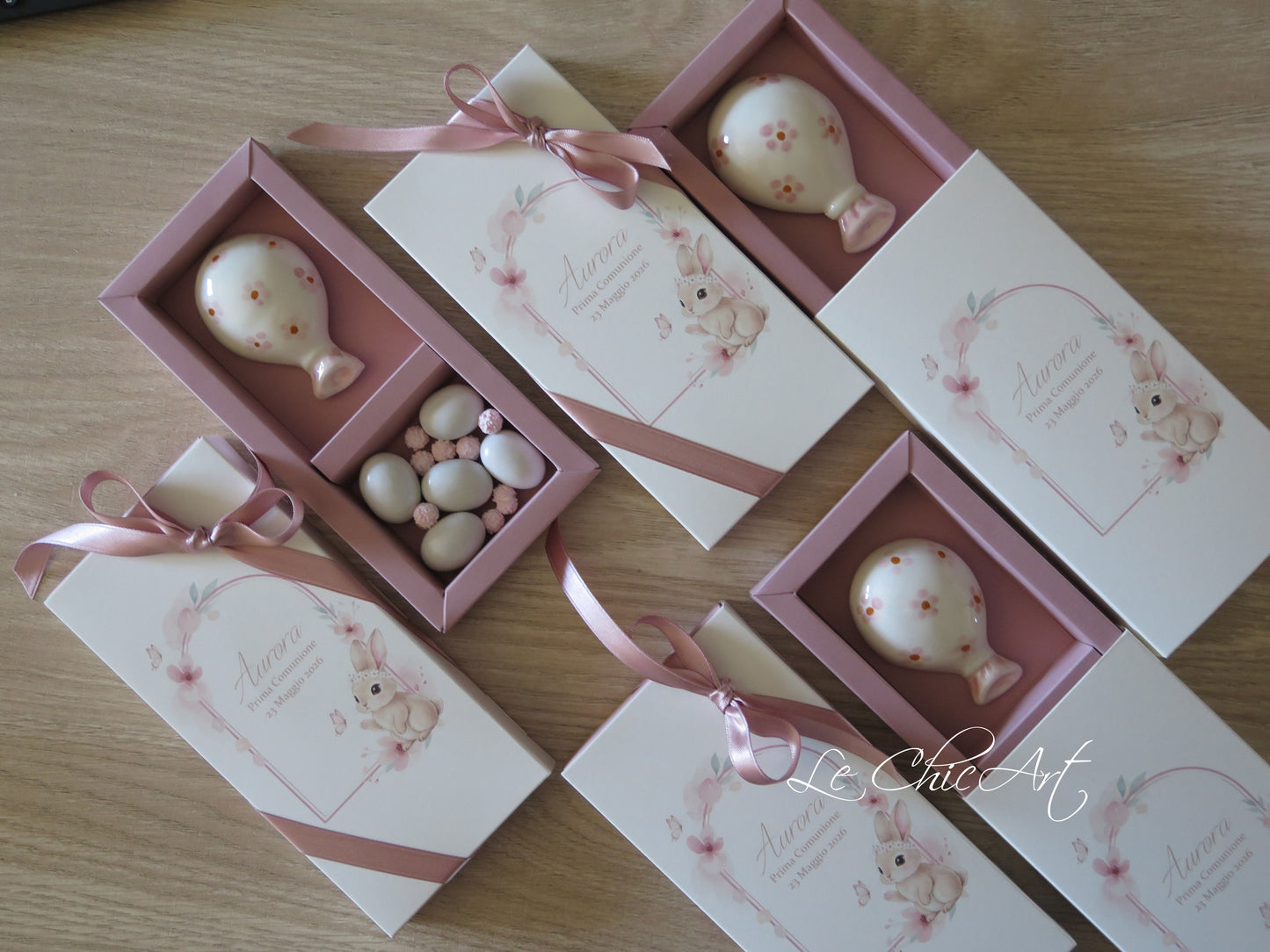 Bomboniera palloncino ceramica dipinto a mano in scatola rosa antico a sfilo – fascia con coniglietto acquerello fiorellini e farfalle – nastrino doppio raso – Le ChicArt