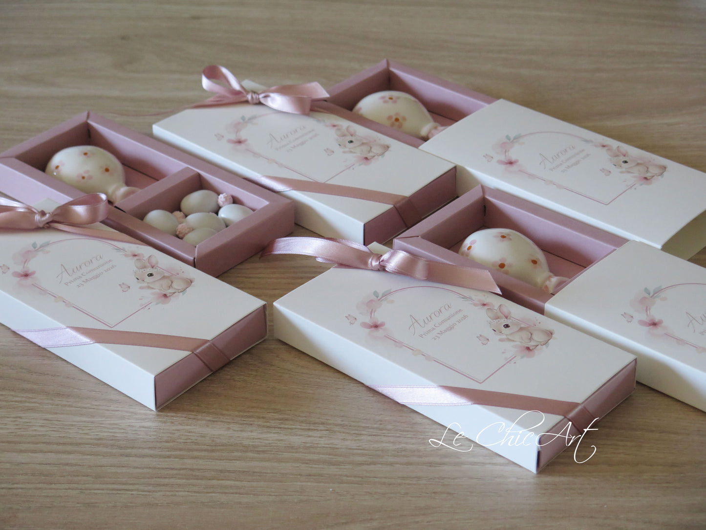 Set bomboniere palloncino ceramica aperte con confetti ripieni e riccetti rosa – scatola a sfilo rosa antico fascia coniglietto acquerello – Prima Comunione Le ChicArt