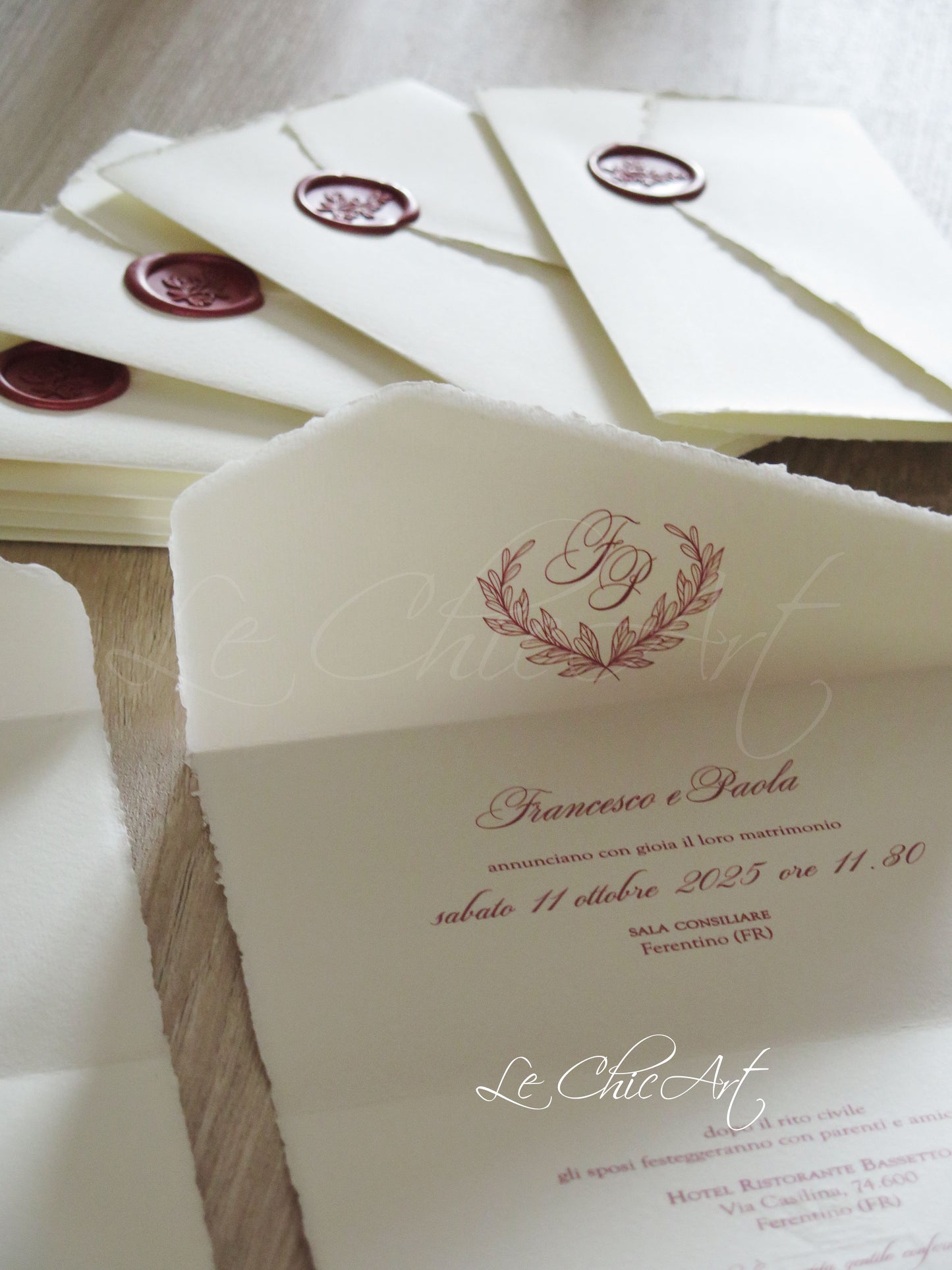 Partecipazione matrimonio elegante carta Amalfi con ceralacca bordeaux floreale artigianale italiana