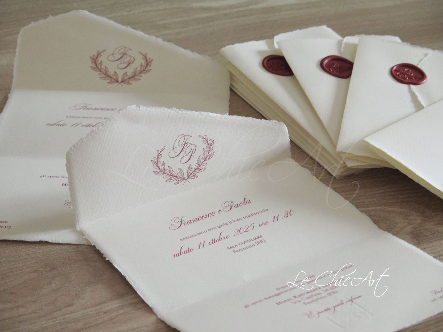 Partecipazione matrimonio luxury carta Amalfi con ceralacca bordeaux - dettaglio sigillo floreale