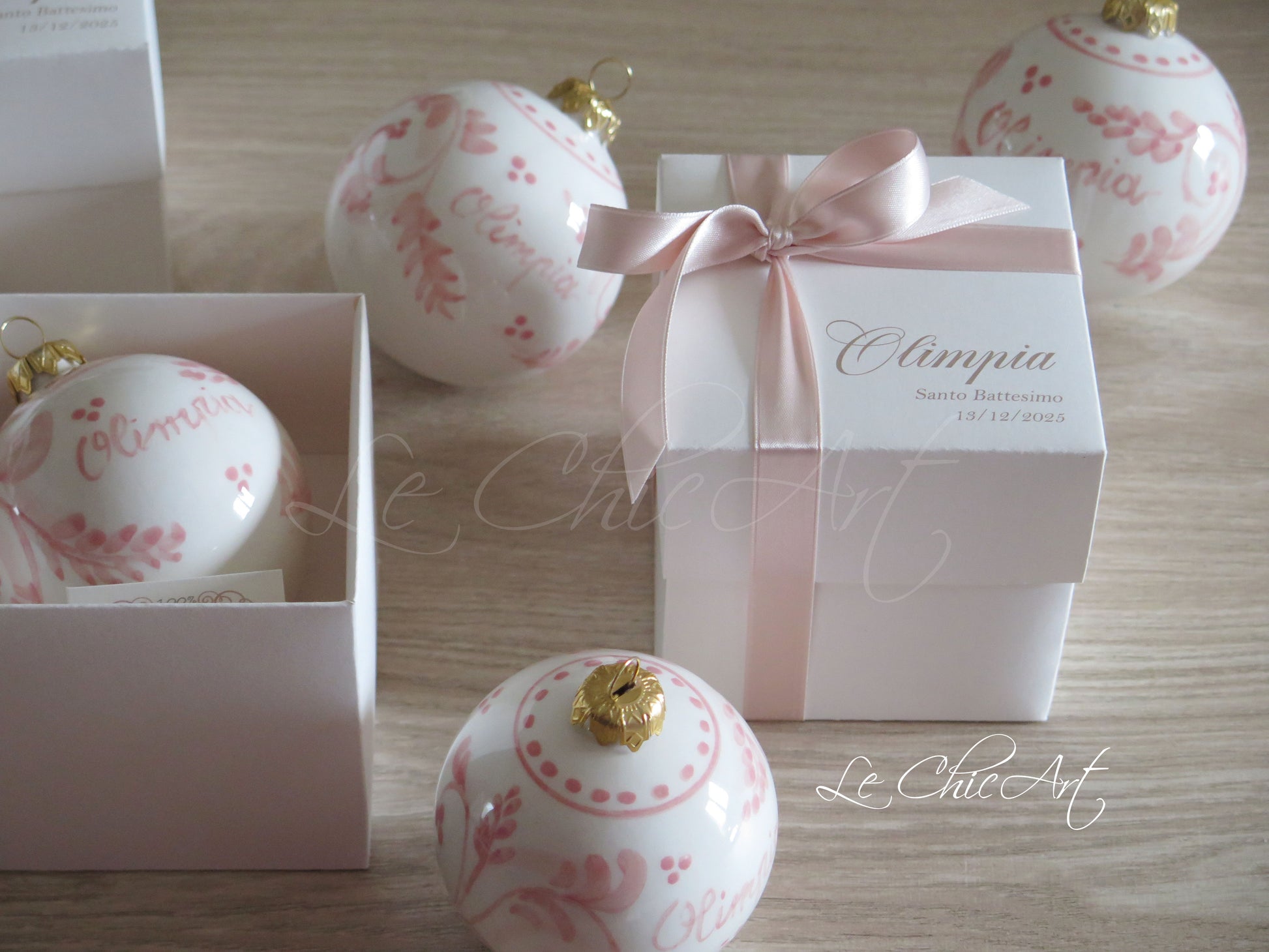 Palla di Natale in ceramica rosa cipria dipinta a mano con decorazioni floreali maiolicati, diametro 8,5 cm, bomboniera artigianale italiana per battesimo e matrimonio