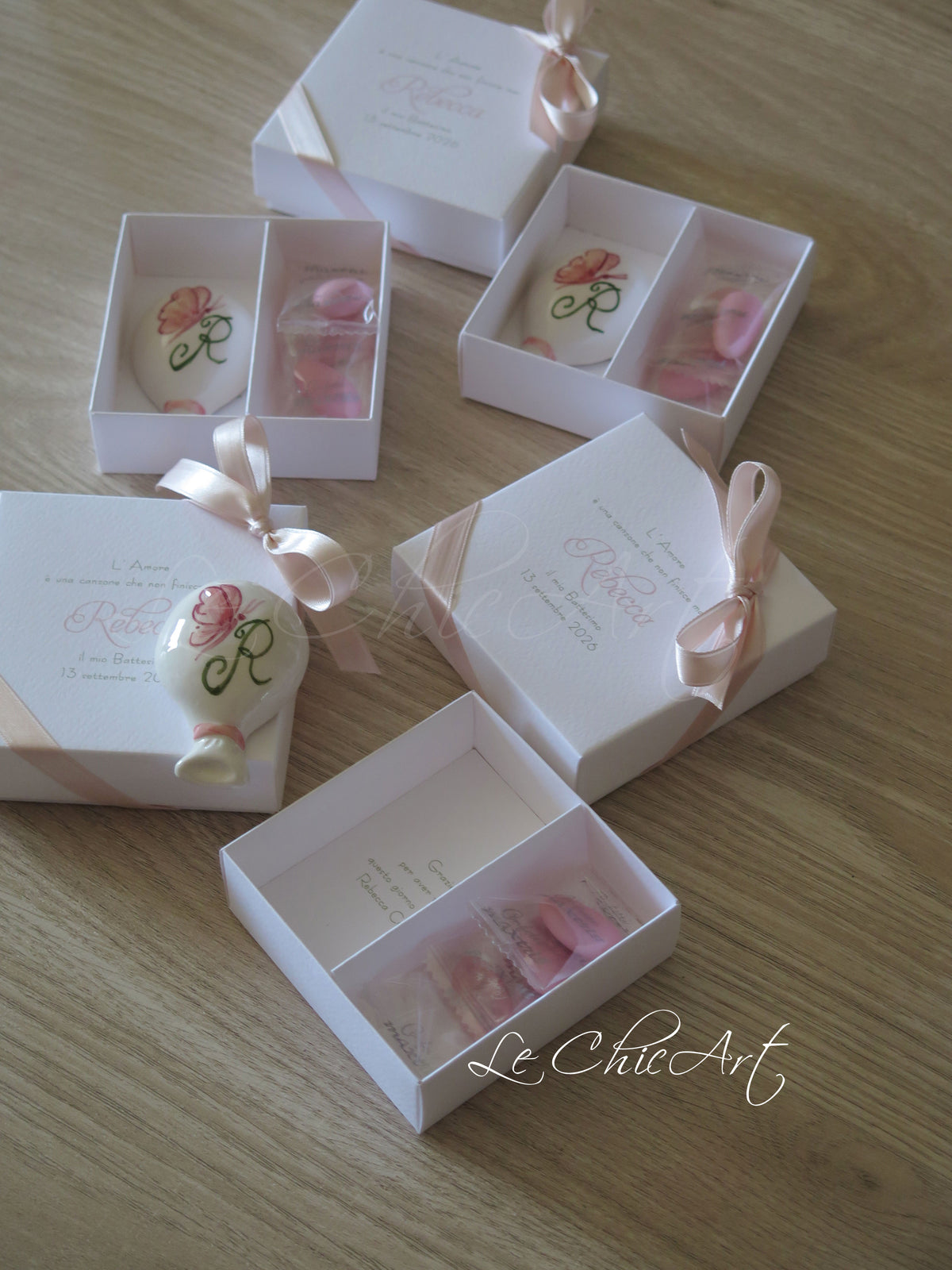 Set 10 Bomboniere palloncino ceramica 7x4x2cm con calamita - Farfallina ed Iniziale dipinte a mano