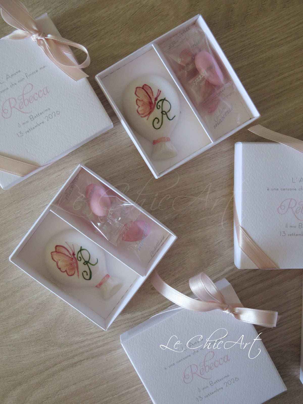 Set 10 Bomboniere palloncino ceramica 7x4x2cm con calamita - Farfallina ed Iniziale dipinte a mano