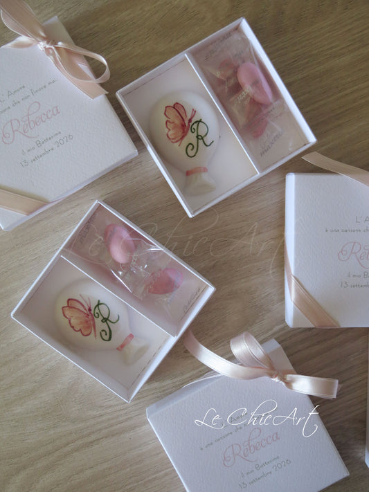 Set 10 Bomboniere palloncino ceramica 7x4x2cm con calamita - Farfallina ed Iniziale dipinte a mano