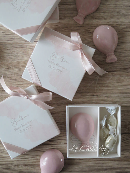 Bomboniera palloncino ceramica rosa cipria con calamita e fiorellini dipinti a mano, confezionata in scatola personalizzata con confetti Maxtris - Le ChicArt Lab