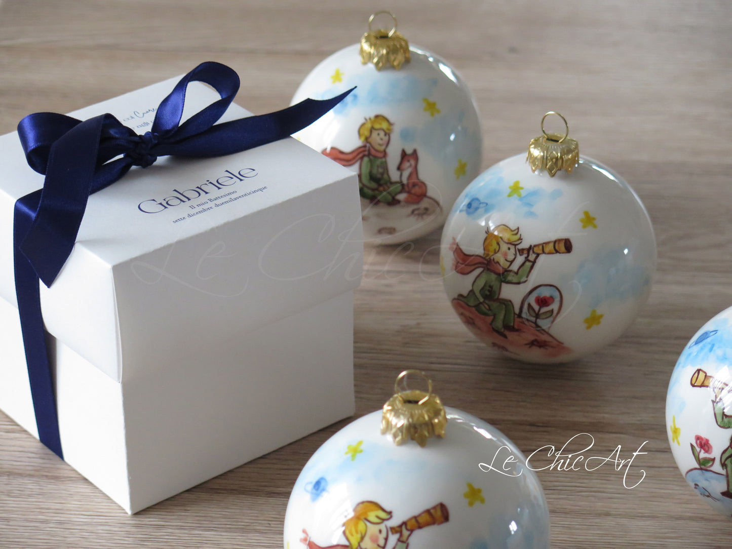 Dettaglio bomboniera Piccolo Principe ceramica 8cm - Design esclusivo stelle volpe rosa - Regalo Natale personalizzato Made in Italy
