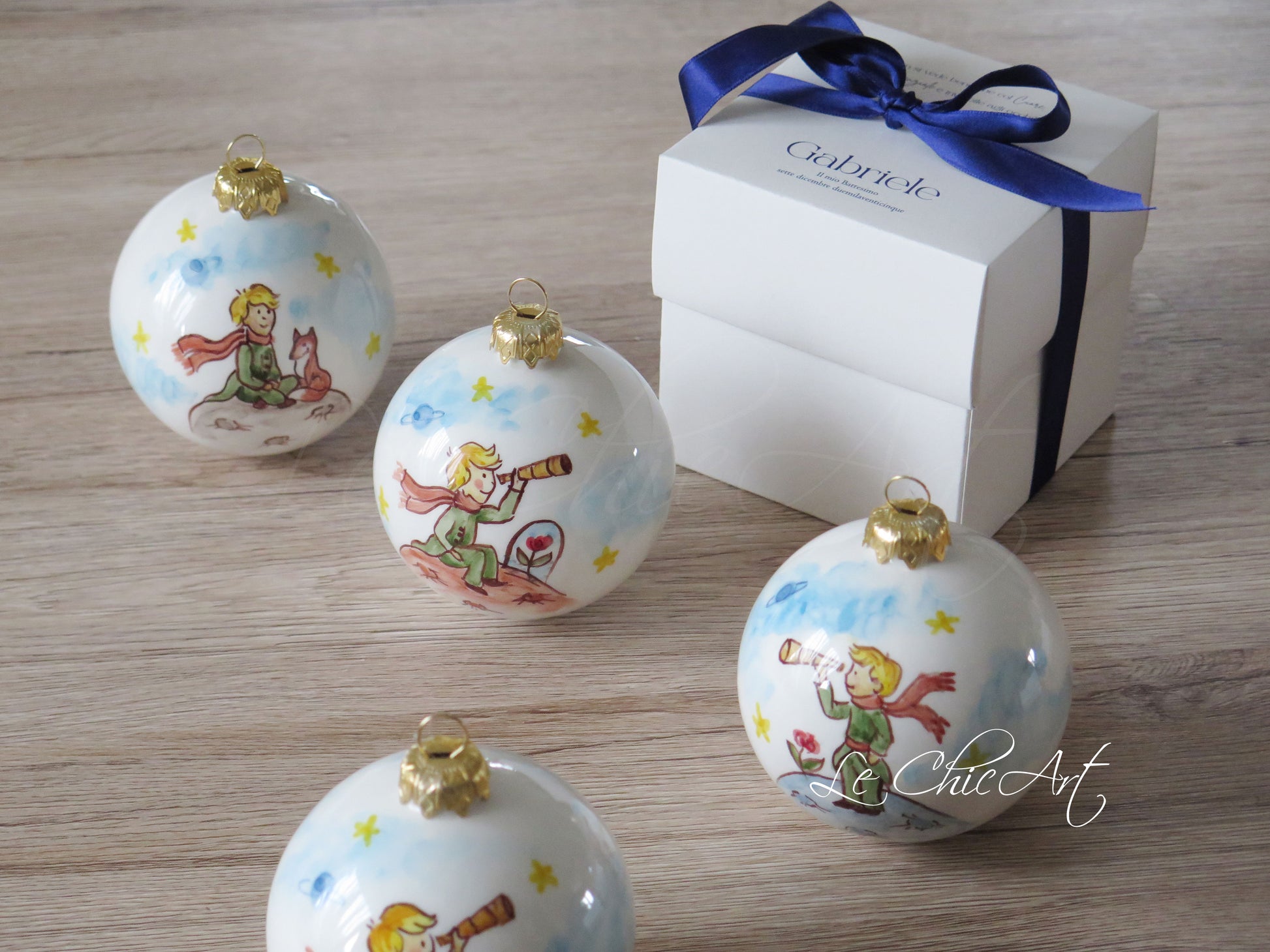 Palla Natale ceramica artigianale Piccolo Principe con frase cuore - Bomboniera battesimo personalizzata - Confezione regalo blu navy
