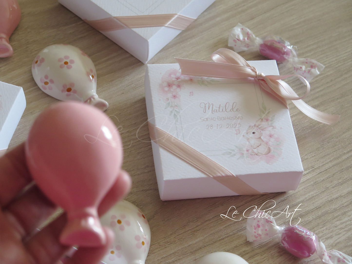 Set bomboniere palloncino magnete ceramica con tenero coniglietto circondato da delicati fiorellini nelle varianti rosa cipria bianco seta e bianco fiorato per battesimo