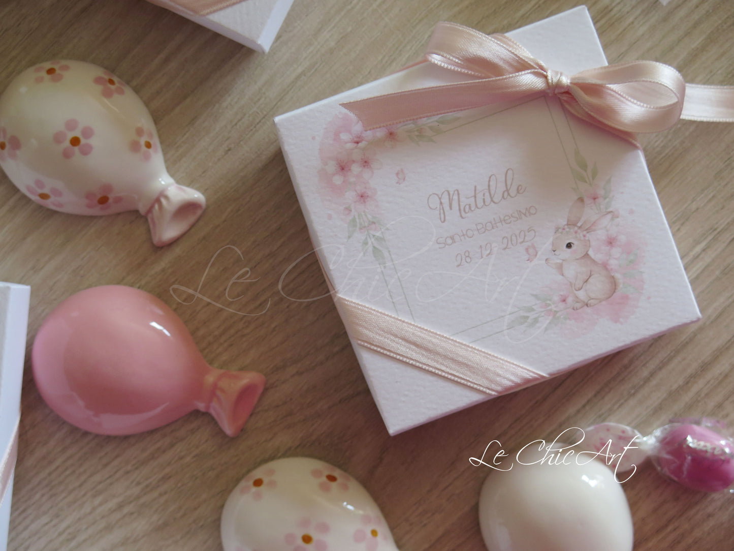 Bomboniera palloncino ceramica con calamita decorata con delicata grafica coniglietto e fiorellini disponibile in tre colori rosa cipria bianco seta e bianco con fiorellini dipinti a mano