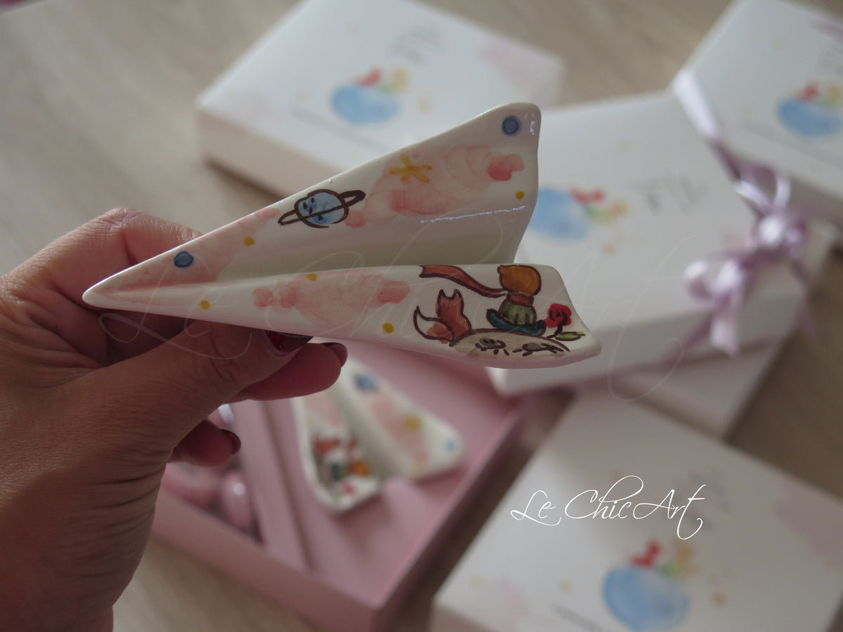 bomboniera dipinta a mano aereo carta ceramica piccolo principe rosa antico, cipria malva. Bomboniera battesimo bambina personalizzata, made in italy 100% artigianale.