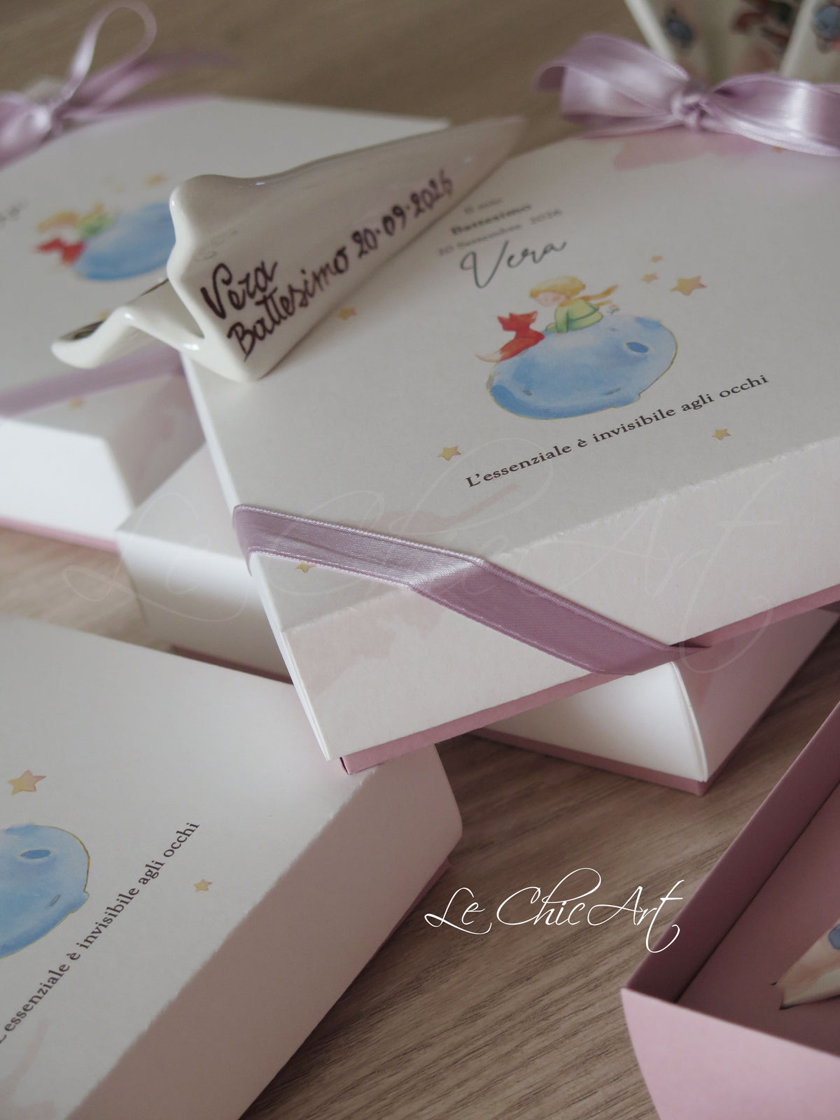 Set bomboniera aeroplano Piccolo Principe rosa cipria con scatola personalizzata e confetti Maxtris