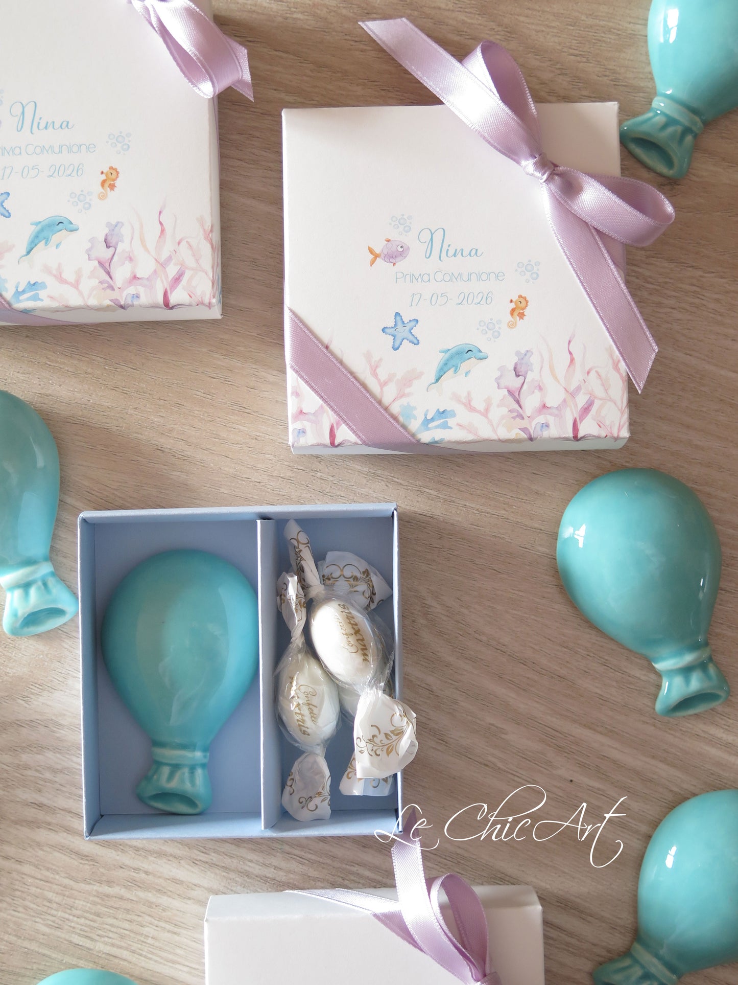 Set 10 bomboniere palloncino ceramica calamita tema mare tiffany con scatola grafica e nastro lilla, personalizzate con nome e data, Le ChicArt Lab

