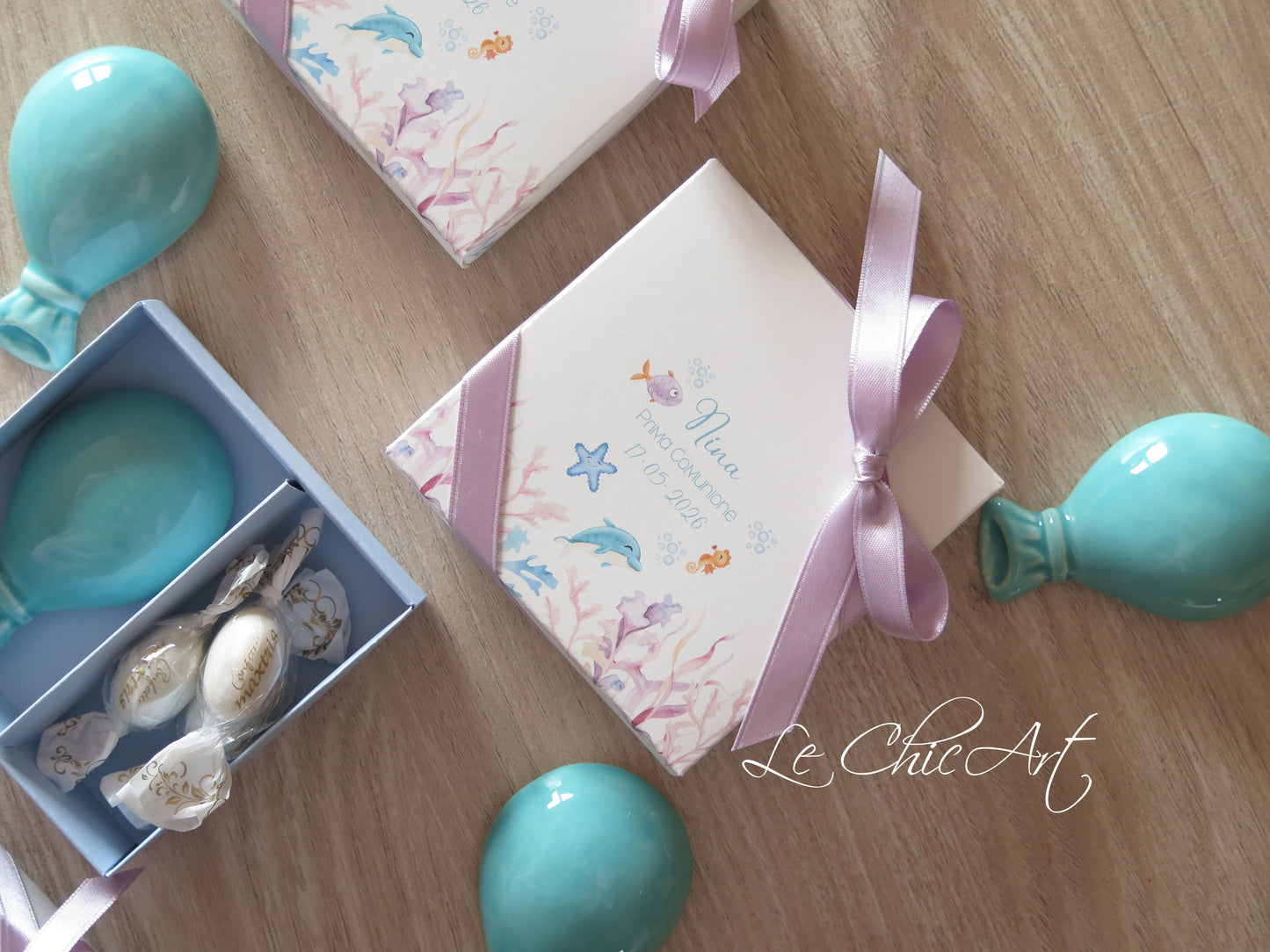 Bomboniera palloncino ceramica calamita tema mare color tiffany con scatola grafica mare e nastro lilla, 7x4x2cm, artigianale Made in Italy Le ChicArt Lab

