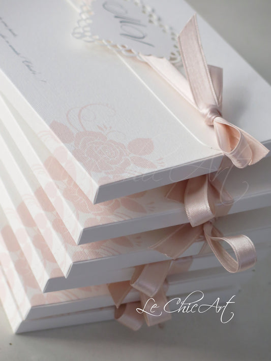 Partecipazioni matrimonio Eleganza Cipria rosa cipria impilate con nastro raso e tag cuore smerlato artigianale
