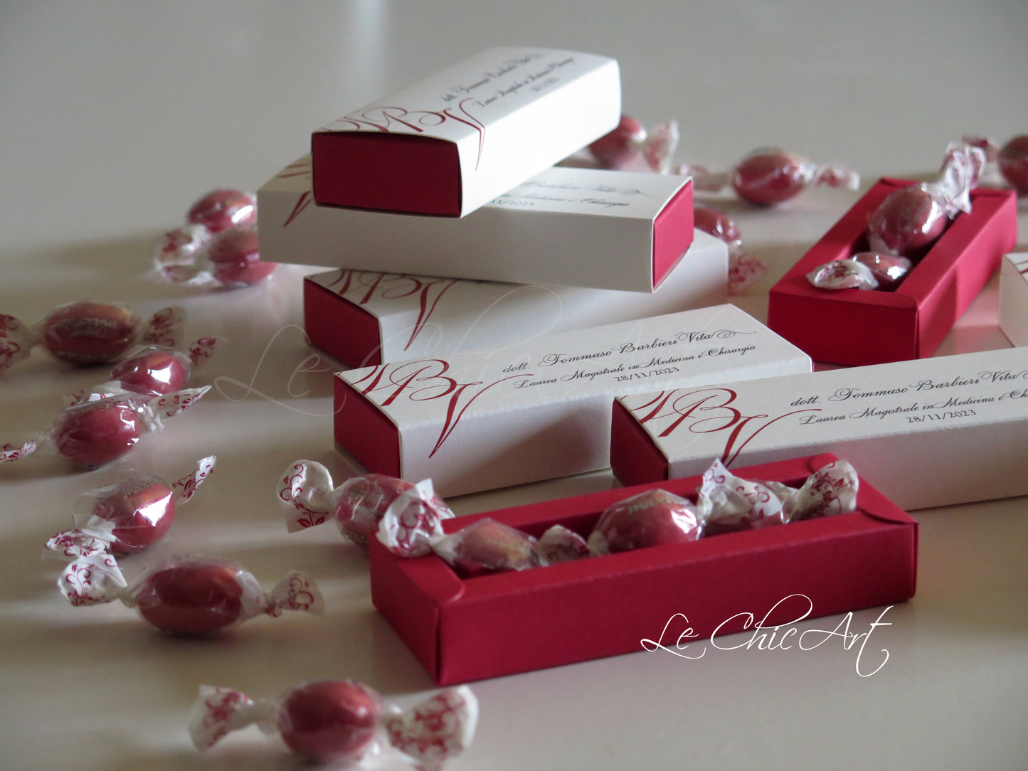 Set di Scatole Porta Confetti a Sfilo Laurea rosso, blu, Eleganti, Bomboniera Personalizzata Artigianale Made in Italy