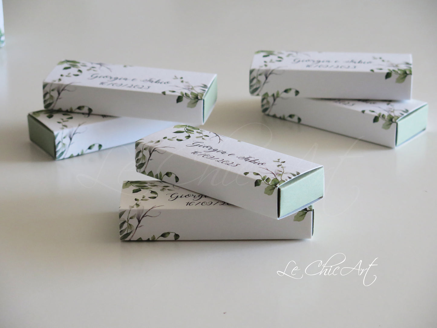 Scatole porta confetti sfilo verde salvia con fiori angolari design romantico personalizzabile