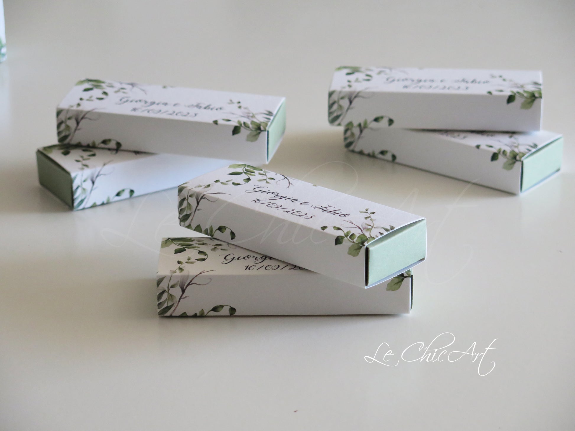 Scatole porta confetti sfilo verde salvia con fiori angolari design romantico personalizzabile