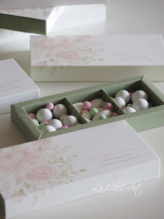 Set di scatole portaconfetti eleganti a 3 scomparti con design rose e peonie cipria, tonalità rosa delicate su sfondo chiaro, perfette per bomboniere matrimonio romantiche