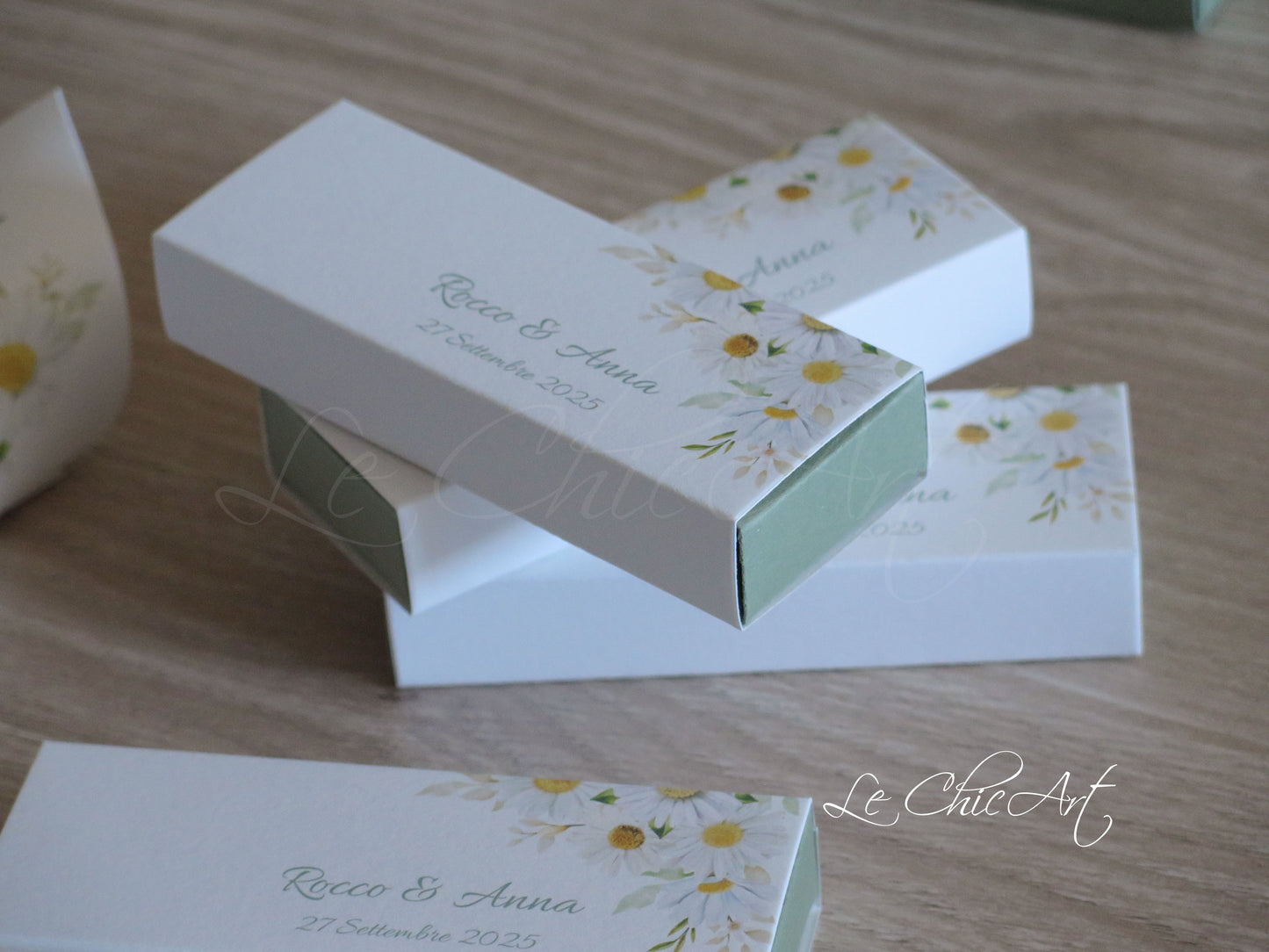 Bomboniera matrimonio scatolina sfilo margherite verde salvia, design botanico raffinato, confettata elegante per matrimonio all'aperto o giardino
