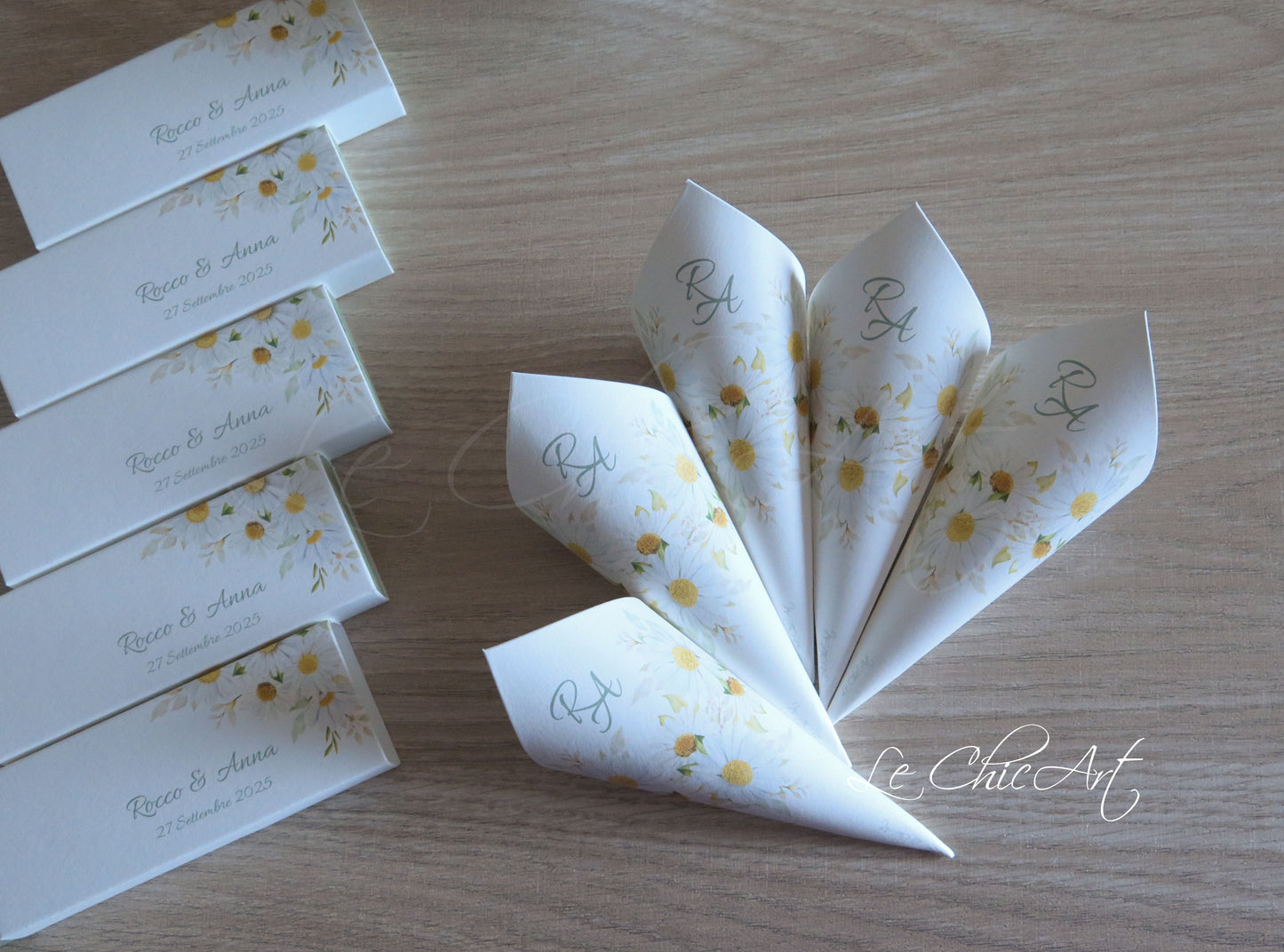 Set scatoline porta confetti matrimonio tema margherite verde salvia, cassetto sfilo elegante, bomboniera personalizzabile con iniziali sposi e data cerimonia
