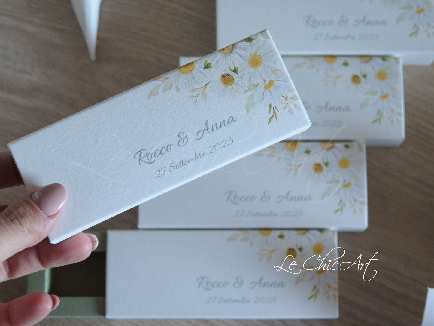 Scatola porta confetti mini sfilo verde salvia con margherite bianche dipinte, dimensioni 12x4x2cm, bomboniera matrimonio botanico green wedding Made in Italy
